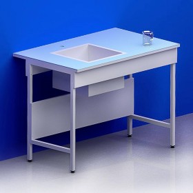 Paillasse humide simple piètement A plateau verre chant blanc avec cuve et robinet