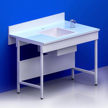 Paillasse humide avec dosseret piètement A plateau verre chant blanc avec cuve au centre